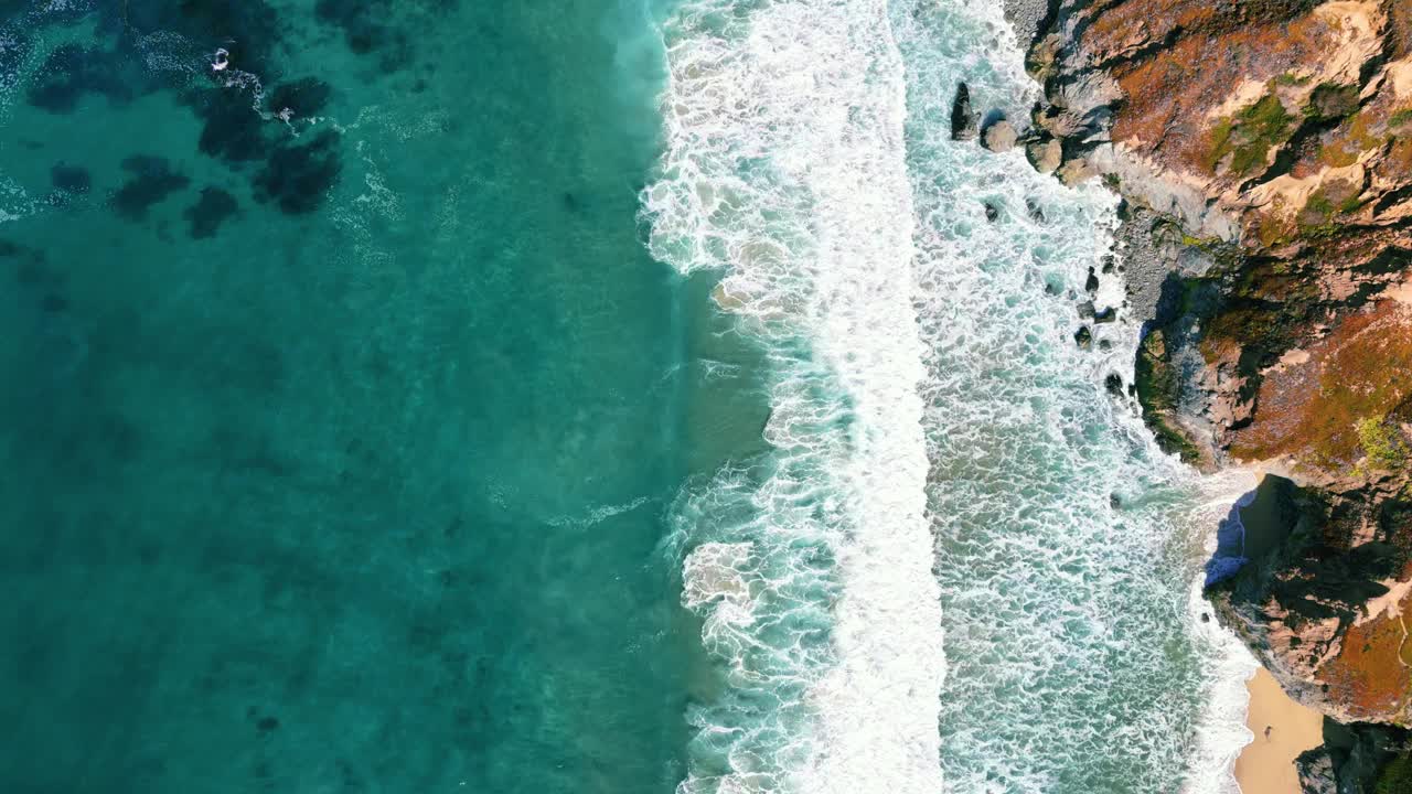 大苏尔海滨海岸线沙滩的慢动作与海浪和蓝色的绿松石海水。著名的加州旅游目的地，沿太平洋1号公路，有沙滩。宽全景和风景秀丽的美国自然纪录片空中无人机4K视频素材