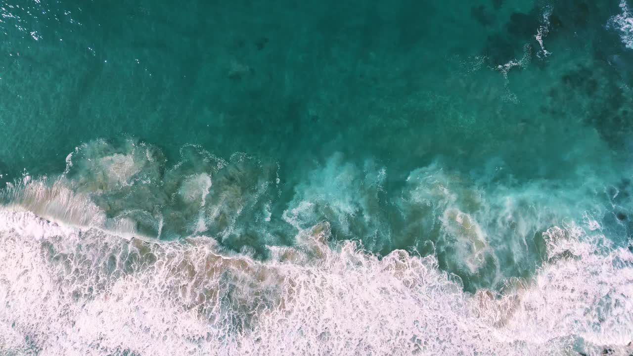 大苏尔海滨海岸线沙滩的慢动作与海浪和蓝色的绿松石海水。著名的加州旅游目的地，沿太平洋1号公路，有沙滩。宽全景和风景秀丽的美国自然纪录片空中无人机4K视频素材