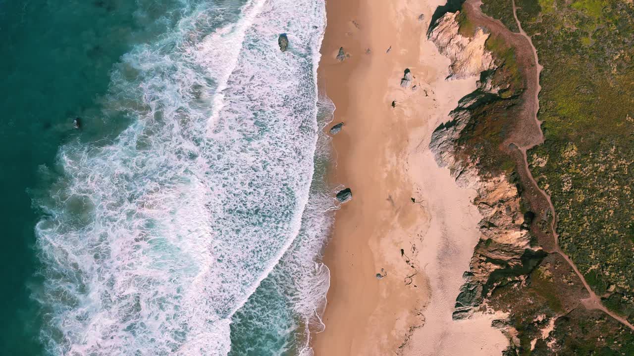 大苏尔海滨海岸线沙滩的慢动作与海浪和蓝色的绿松石海水。著名的加州旅游目的地，沿太平洋1号公路，有沙滩。宽全景和风景秀丽的美国自然纪录片空中无人机4K视频素材