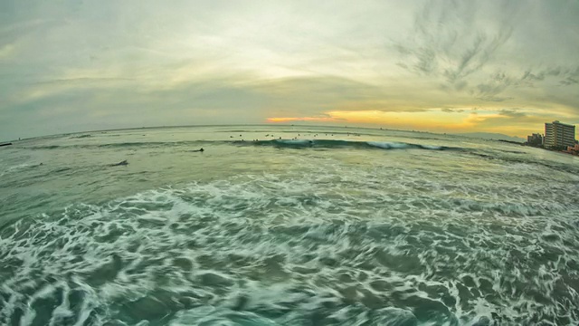 海滩时间流逝冲浪者鱼眼视频素材