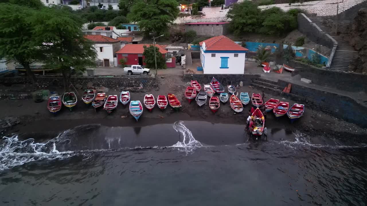 非洲佛得角圣地亚哥岛海滨定居点Cidade Velha岸边的木船。空中回射视频素材