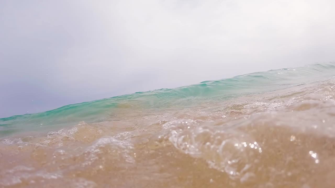 鸟瞰美丽的海水浪花飞溅。巨大的海浪慢动作视频素材