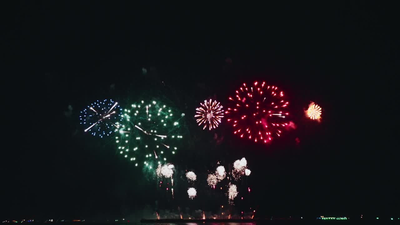 烟花庆祝夜空与各种节日。视频素材