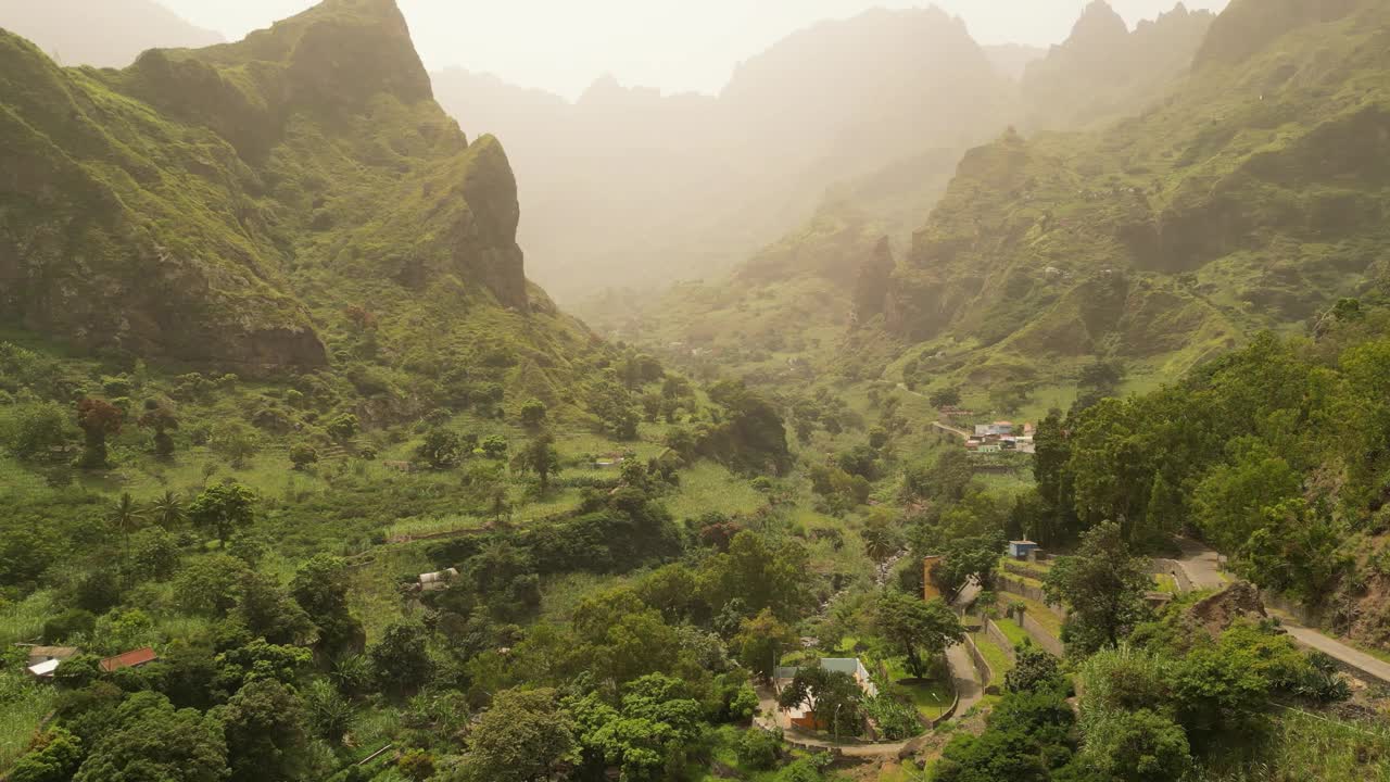 在一个雾蒙蒙的早晨，在非洲佛得角，科瓦德保罗徒步旅行山脉的壮丽景色。航拍摇摄视频素材