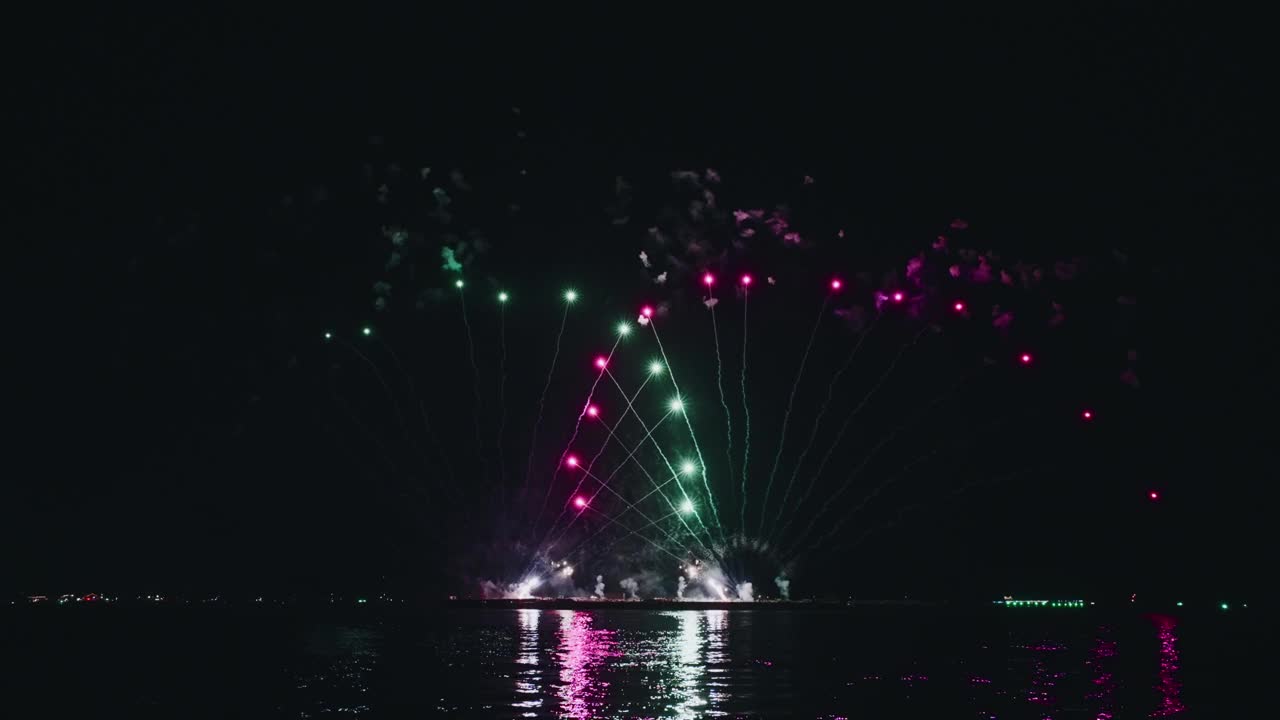 烟花庆祝夜空与各种节日。视频素材