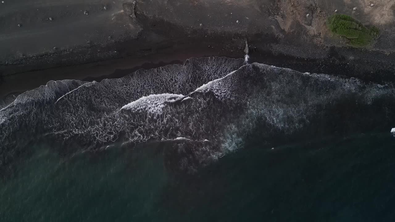 非洲佛得角岛国海浪的俯视图视频素材