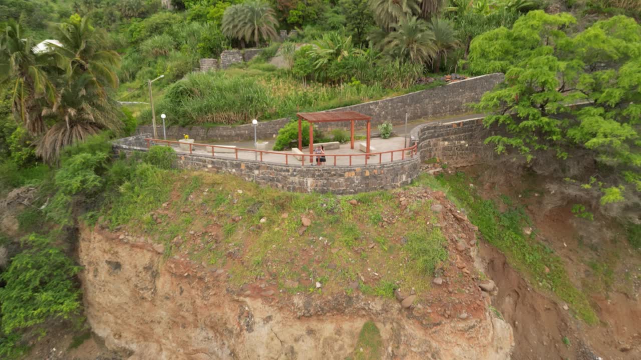 佛得角，非洲-环绕圣地亚哥岛上Cidade Velha镇的郁郁葱葱的环境-空中回调视频下载