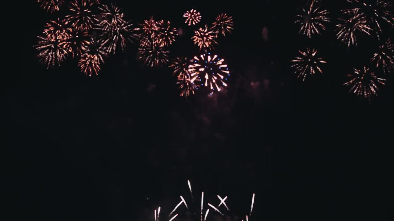 烟花庆祝夜空与各种节日。视频素材