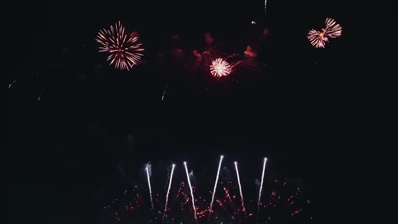 烟花庆祝夜空与各种节日。视频素材