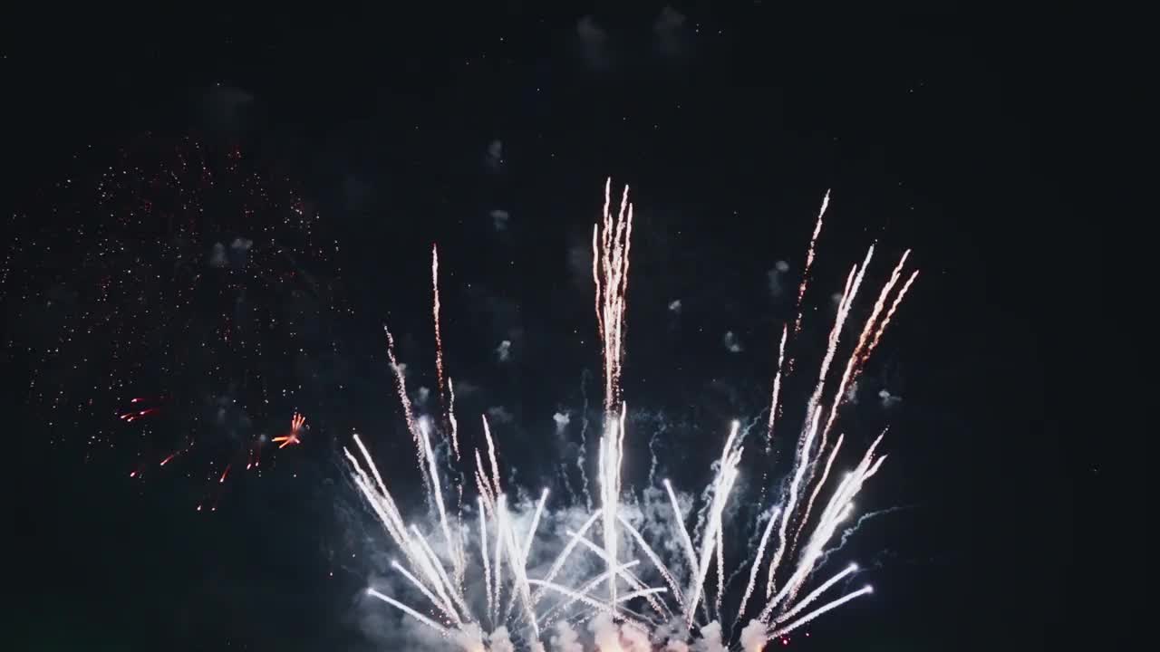 烟花庆祝夜空与各种节日。视频素材