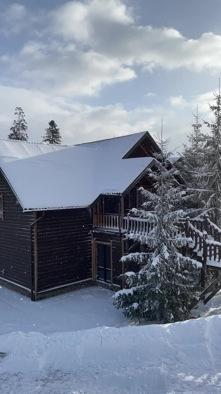 在山区的冬季度假胜地上滑雪缆车到滑雪坡的视频视频下载