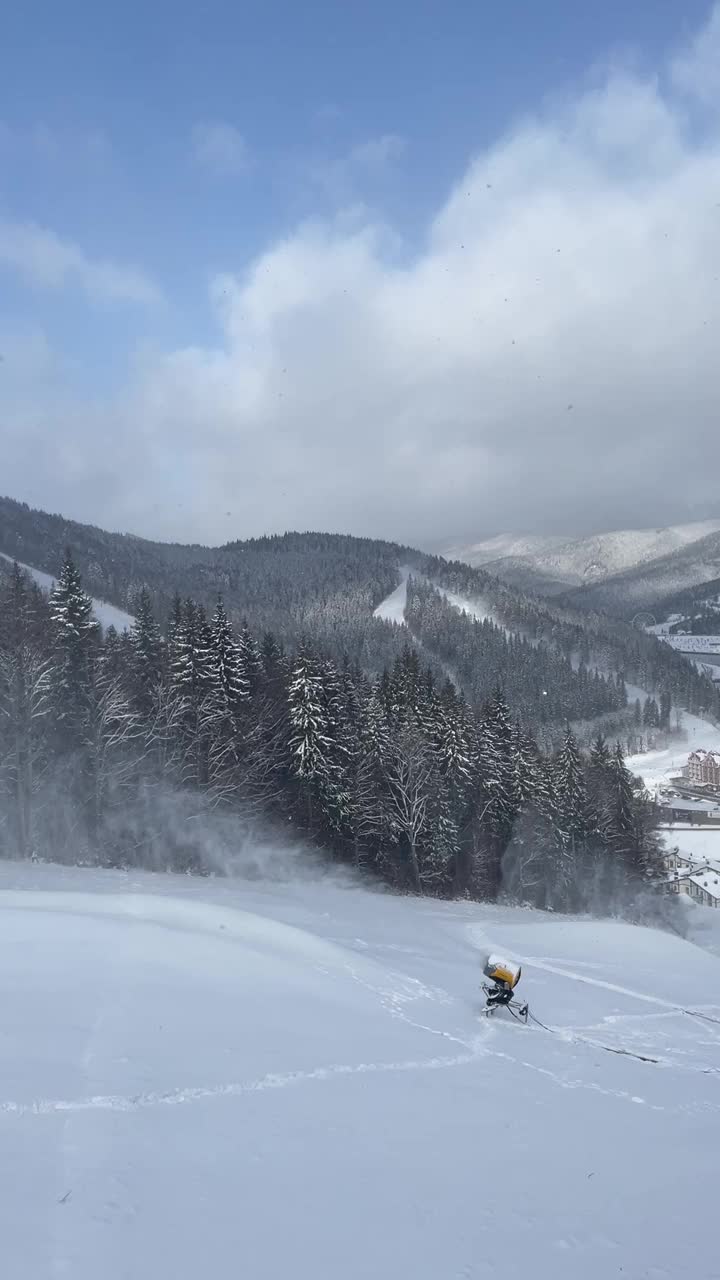 在山区的冬季度假胜地上滑雪缆车到滑雪坡的视频视频下载