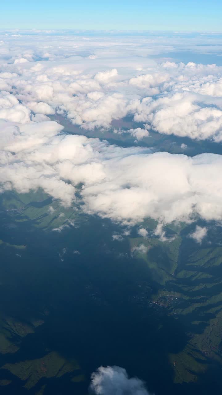 飞越日本的青山和自然多云的天空视频素材