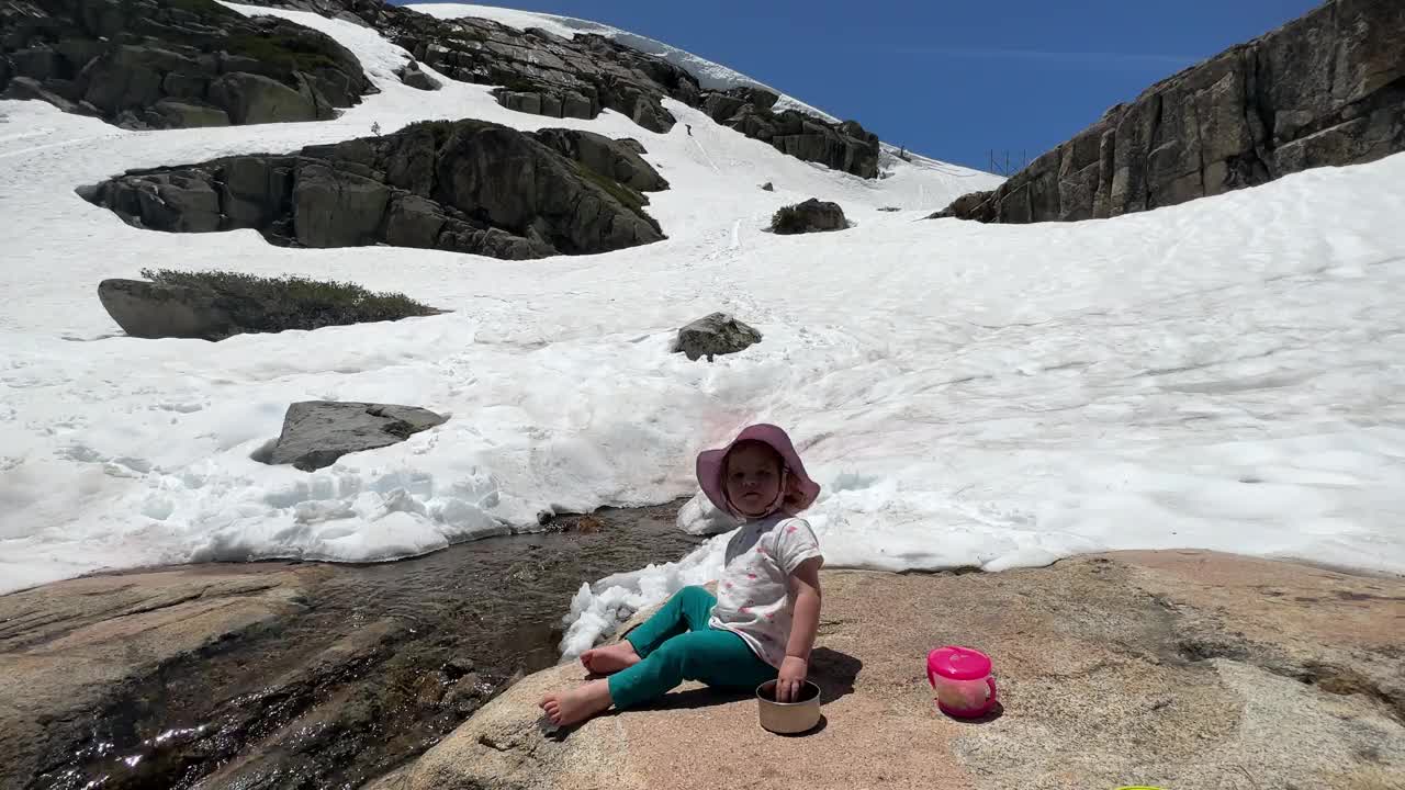 在加州内华达山脉的夏雪上滑行视频下载