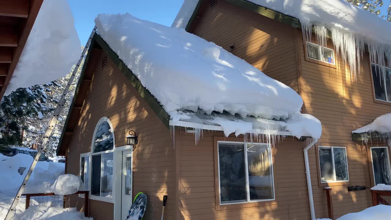 大雪把屋顶掀掉了视频下载