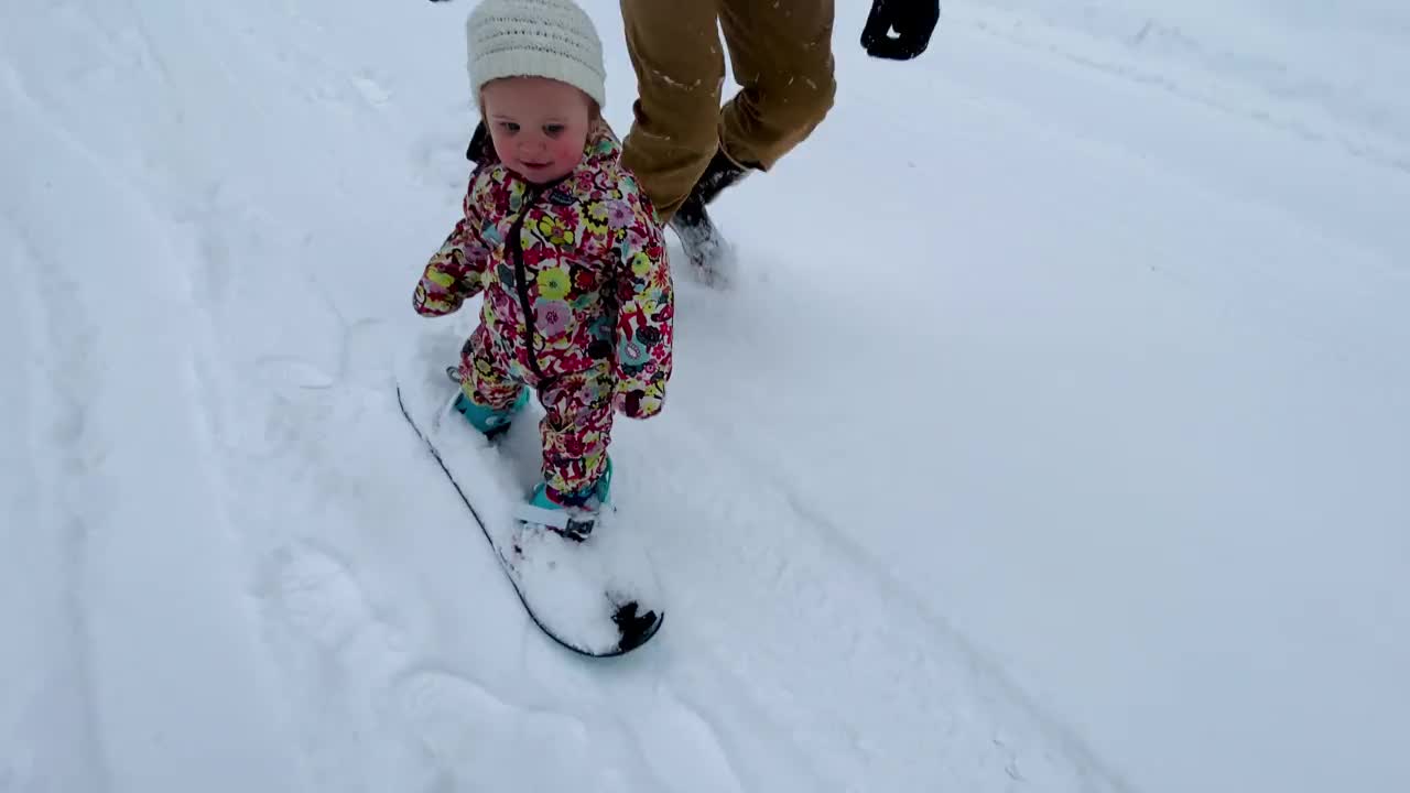 一岁的孩子在街上玩滑雪板视频下载