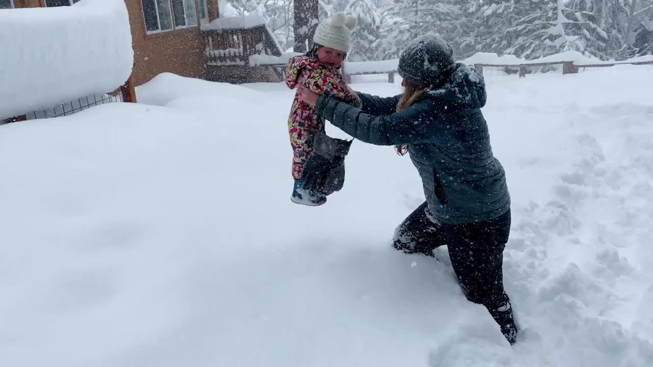 宝宝第一次体验雪视频下载