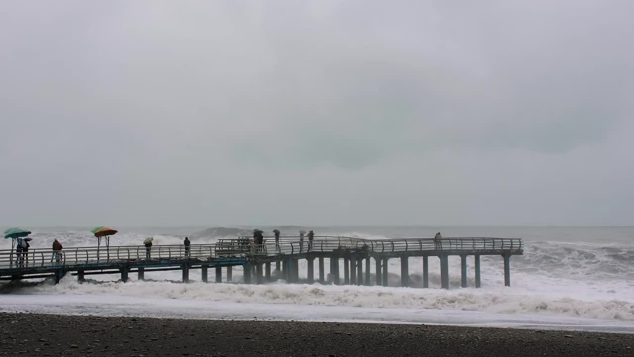 暴风雨中的大浪把两个人淹没了视频下载