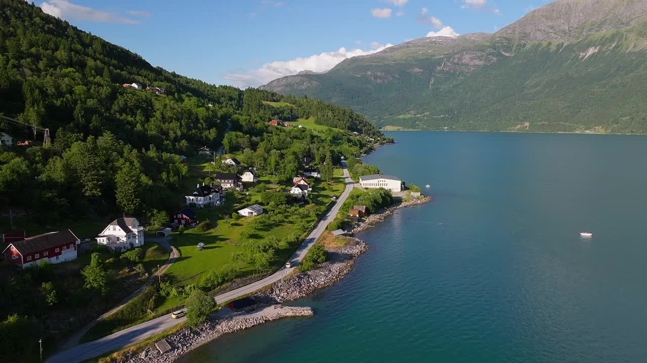 挪威西海岸夏季的光泽村附近的Lustrafjorden 55号公路。无人机航拍视频素材