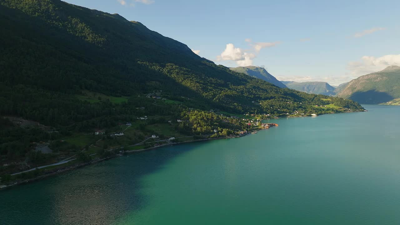 挪威维斯特兰县夏季的海滨村庄Luster和Lustrafjord。航拍广角视频素材