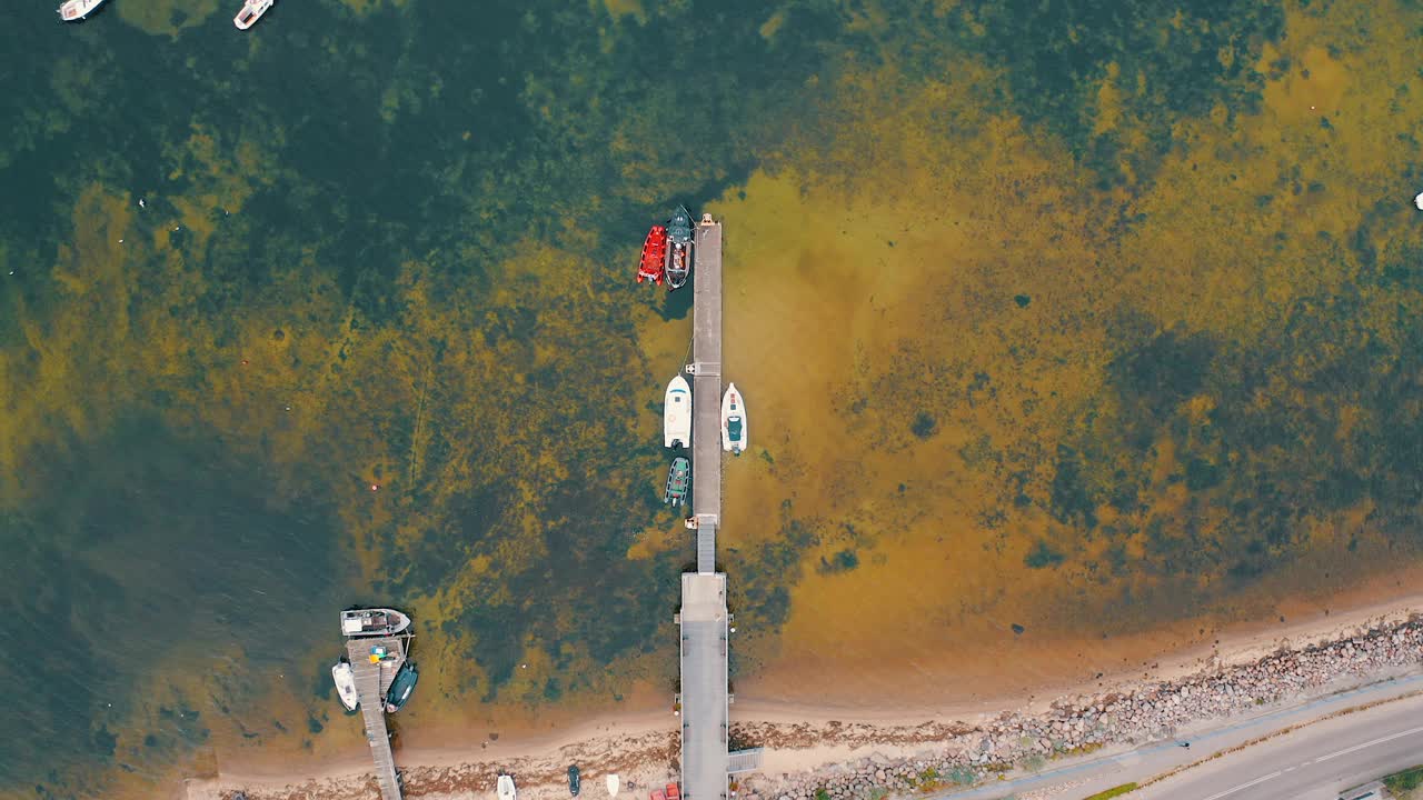 码头的俯视图，海滩和清澈的海水视频素材