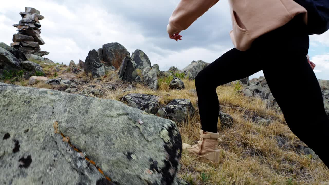 积极的徒步旅行者沿着布满岩石的小路到达高峰并到达山顶视频素材