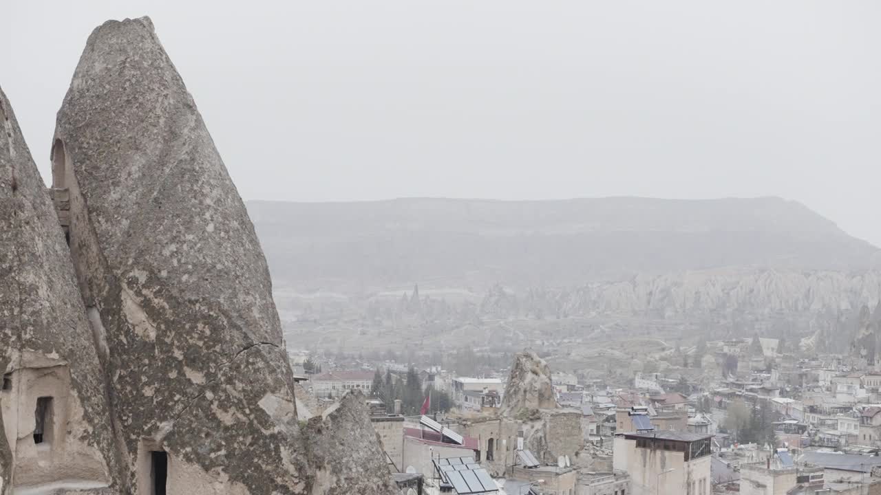 土耳其卡帕多西亚古地区鸟瞰图。行动。美丽的城市以多云的天空为背景，旅游和旅行的概念视频素材