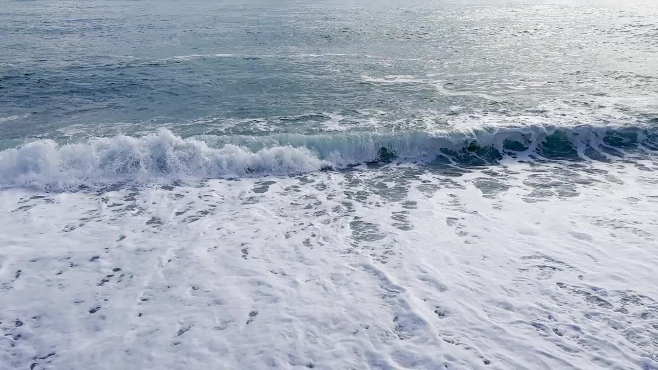 地中海的巨浪冲击着海岸视频下载