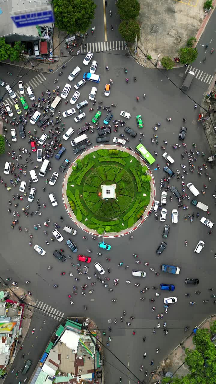 越南胡志明市十字路口的早晨交通俯视图视频素材