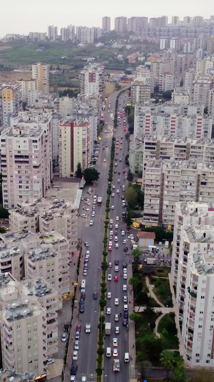 日落时分，无人机捕捉到梅尔辛的城市道路网络。鸟瞰图突出了城市道路的错综复杂，城市设计。适合以城市道路布局为特色的科技创新主题视频素材