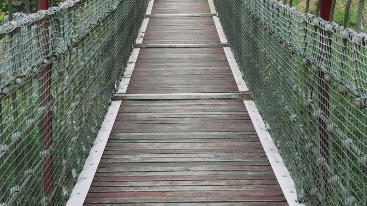 卡皮卡亚峡谷河上的吊桥，旅游亮点。旅行者徒步穿越悬索桥，沉浸在大自然中。卡皮卡亚的吊桥，将旅行与自然美景结合在一起视频素材