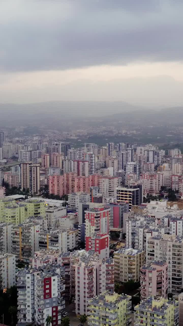 空中无人机拍摄日落时的梅尔辛市中心，突出了城市美景。市中心的日落反映了生态和社会方面。展示市区的理想选择视频素材