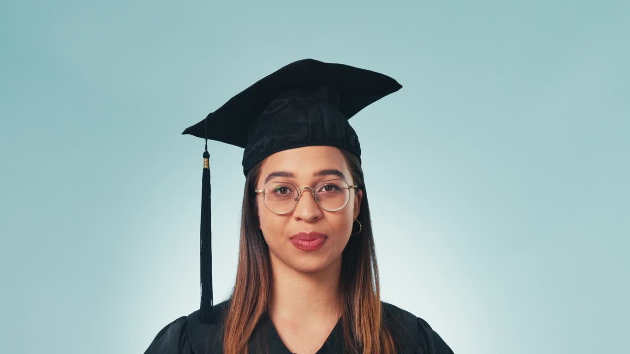 毕业，大学和教育，幸福的女人在工作室里为成就或未来的事业祈祷。希望，机会和有愿望的大学女孩，奖学金梦想和蓝色背景。视频素材