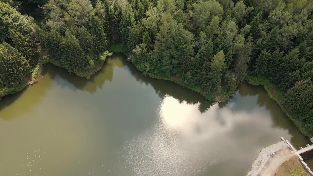 从空气中捕捉到的湖面的太阳反射视频素材