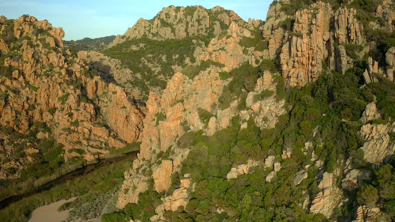 无人机鸟瞰天堂海岸美丽的野生海滩在山区景观撒丁岛，意大利视频素材