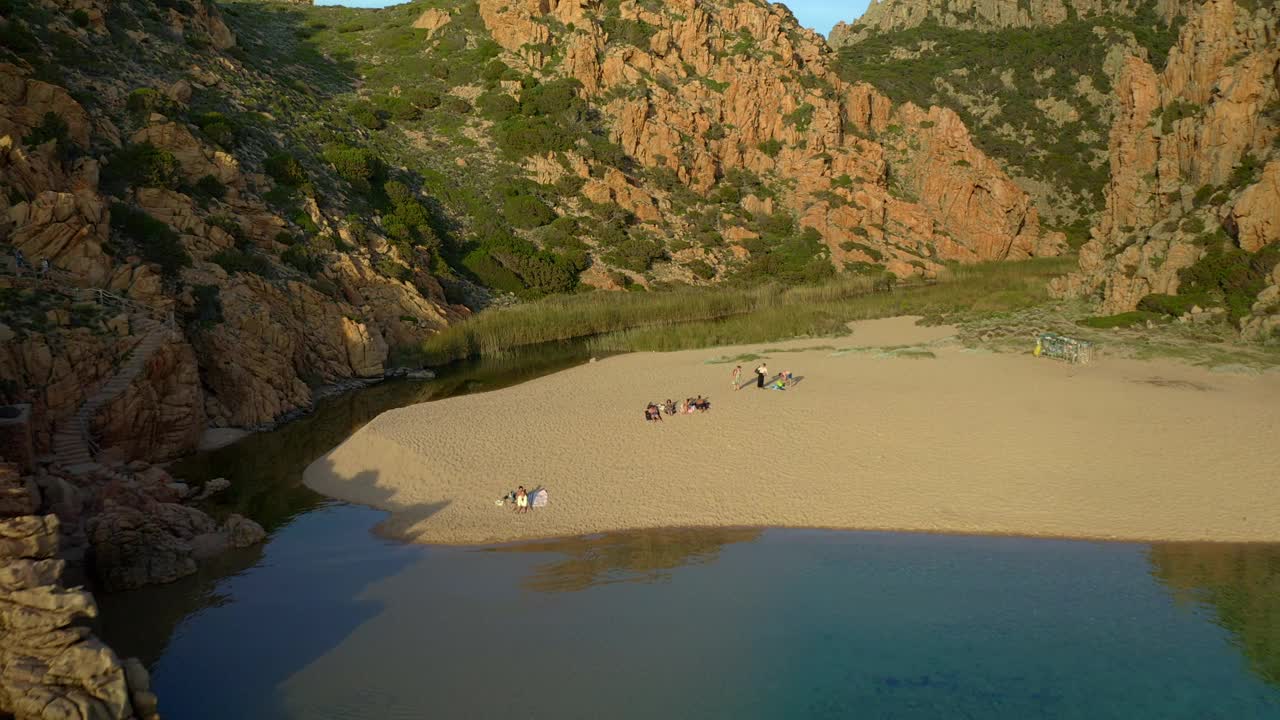 无人机鸟瞰天堂海岸美丽的野生海滩在山区景观撒丁岛，意大利视频素材