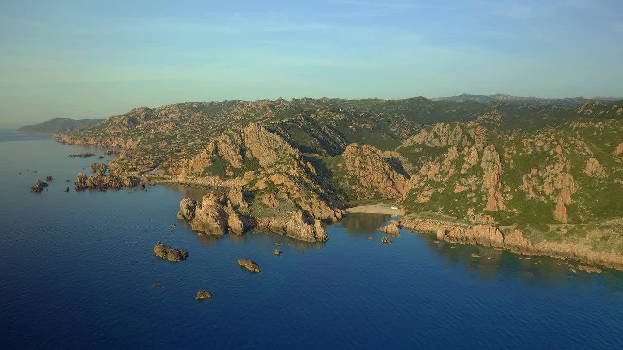 无人机鸟瞰天堂海岸美丽的海岸和海滩在山区景观撒丁岛，意大利视频素材