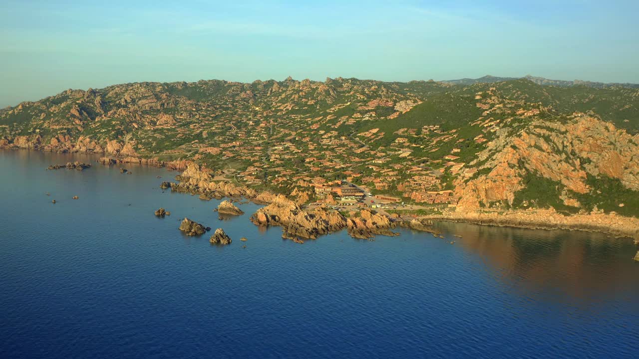 无人机鸟瞰天堂海岸美丽的海岸和海滩在山区景观撒丁岛，意大利视频素材