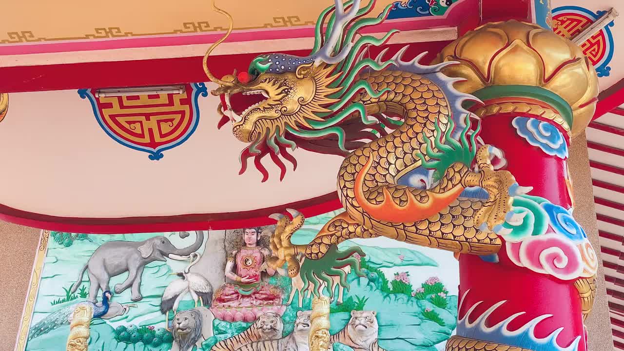 龙像，龙的象征，龙的中文，是一个美丽的泰国和中国建筑的神社，寺庙。这是中国新年庆祝活动中好运和繁荣的象征。视频素材