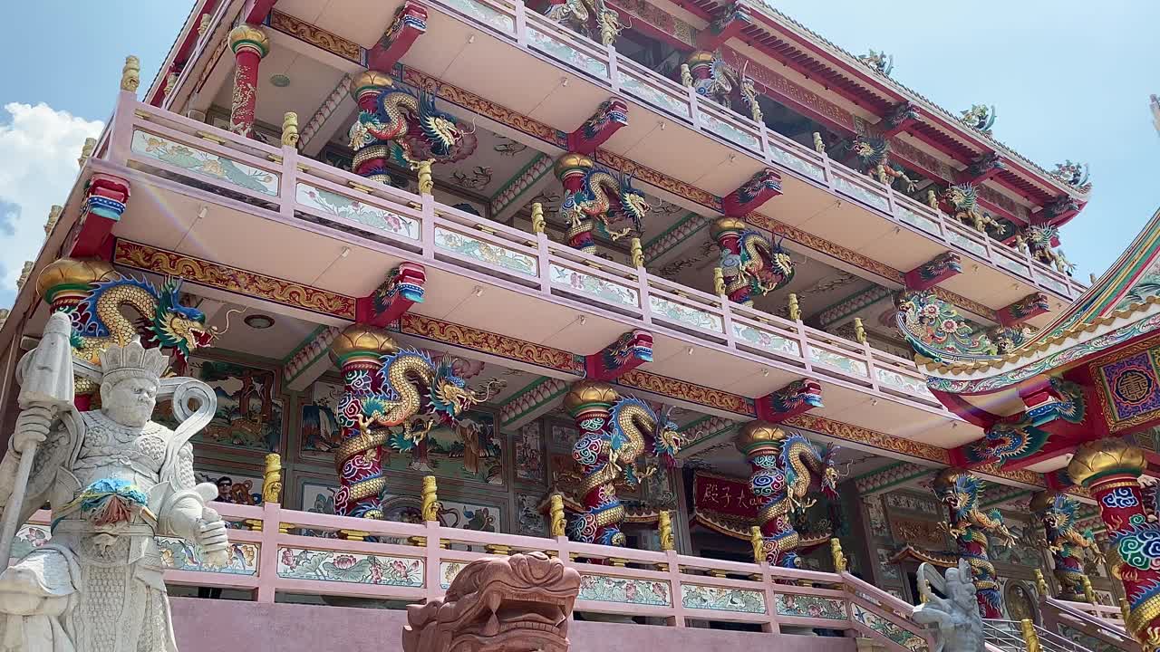 龙像，龙的象征，龙的中文，是一个美丽的泰国和中国建筑的神社，寺庙。这是中国新年庆祝活动中好运和繁荣的象征。视频素材