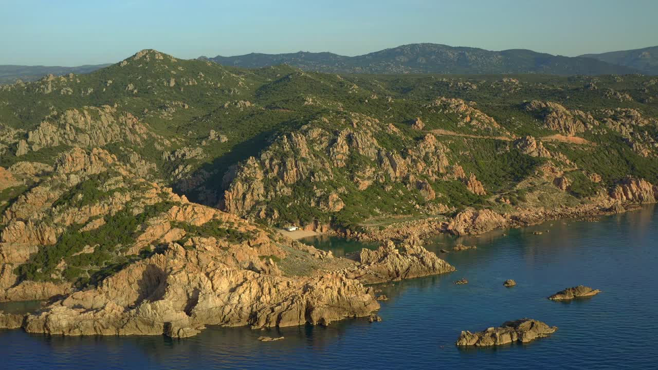 无人机鸟瞰天堂海岸美丽的海岸和海滩在山区景观撒丁岛，意大利视频素材