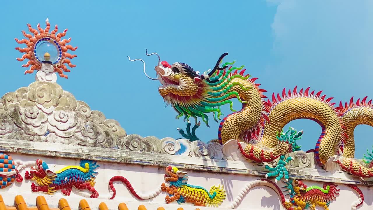 龙像，龙的象征，龙的中文，是一个美丽的泰国和中国建筑的神社，寺庙。这是中国新年庆祝活动中好运和繁荣的象征。视频素材