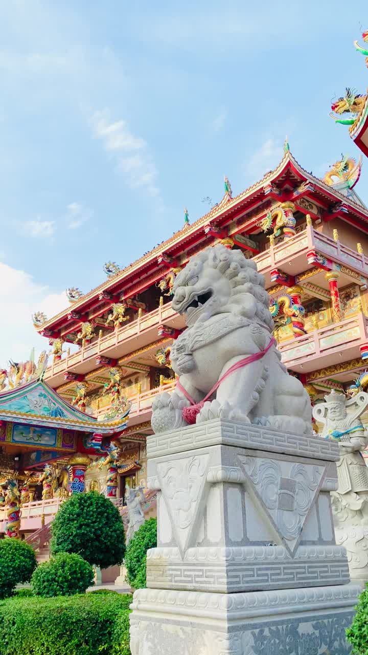 碧修像、碧修符号、碧修中文，是一座美丽的泰国和中国建筑的神祠、寺庙。这是中国新年庆祝活动中好运和繁荣的象征。视频素材