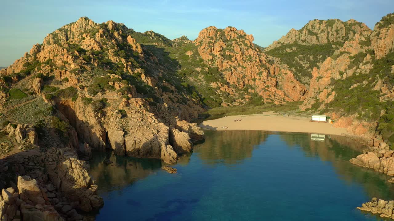 无人机鸟瞰天堂海岸美丽的野生海滩在山区景观撒丁岛，意大利视频素材