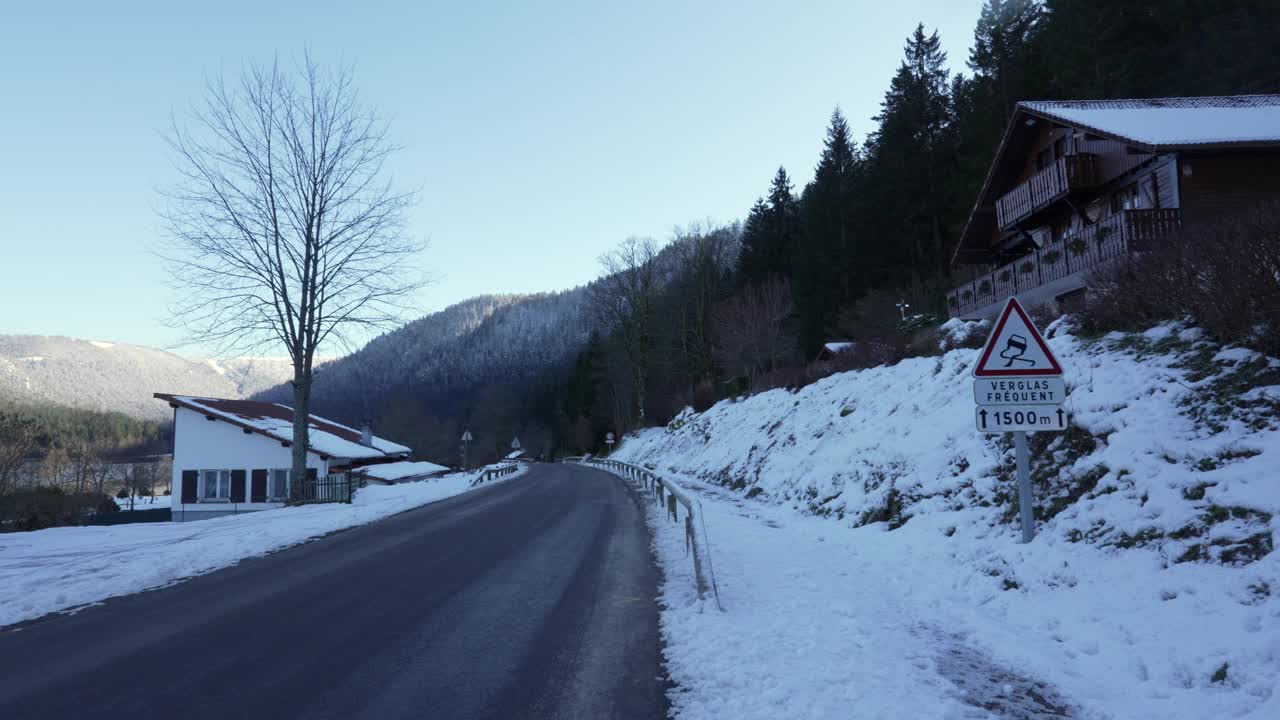 在没有人的雪道之间的空路，冬季阿尔卑斯山季节景观视频素材