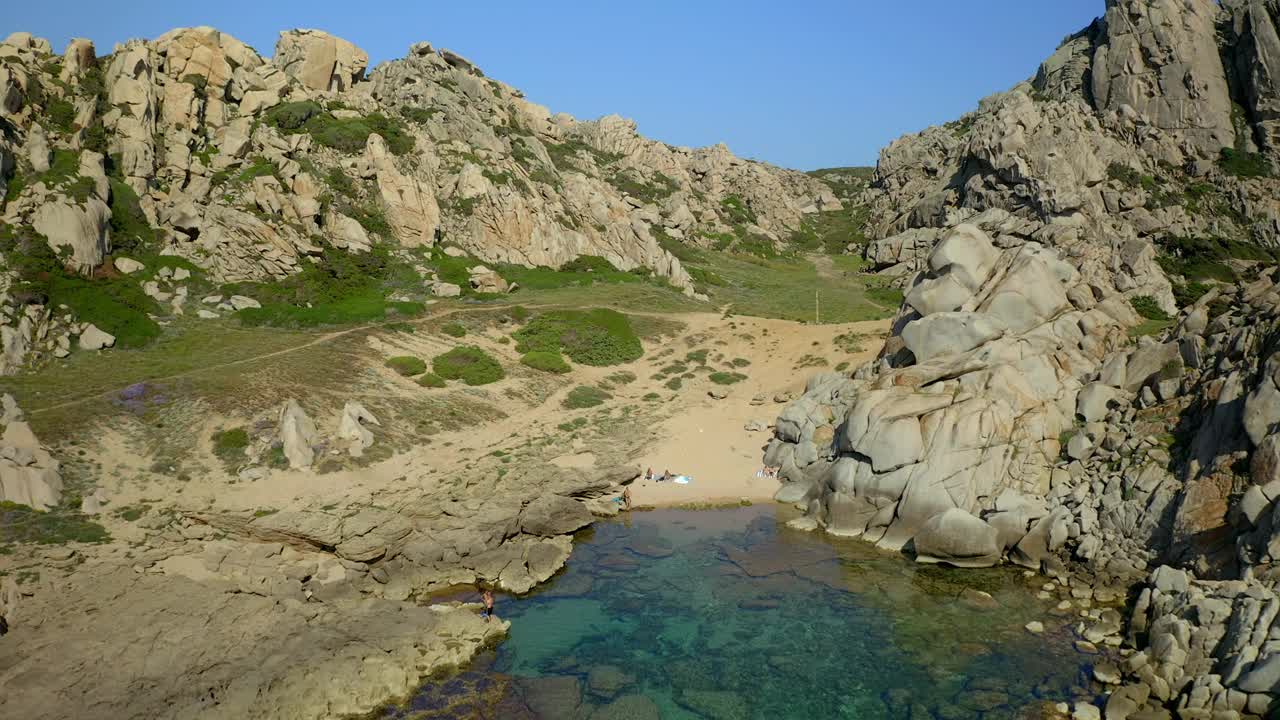 无人机航拍的Valle della Luna海滩在意大利撒丁岛的Capo Testa角视频素材