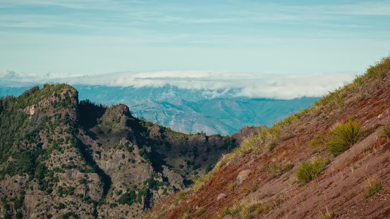 意大利维苏威火山云雾笼罩的山顶视频素材