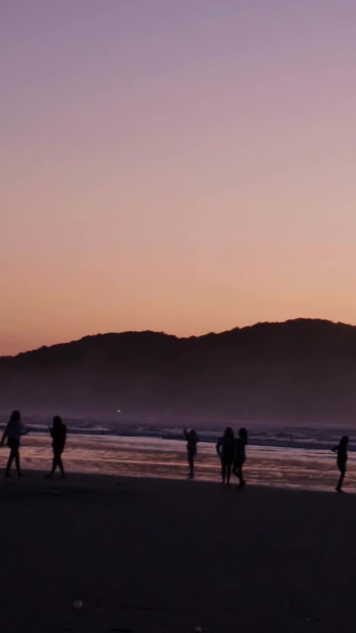 海滩上的日出视频素材