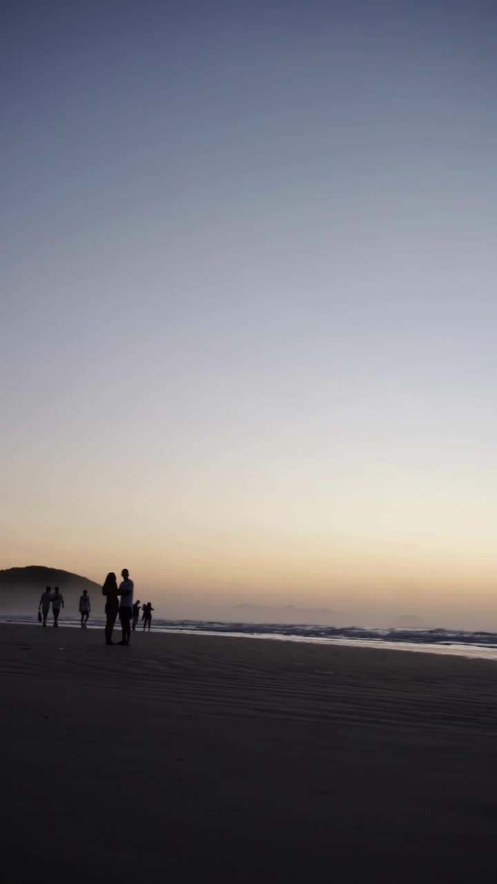 海滩上的日出视频素材