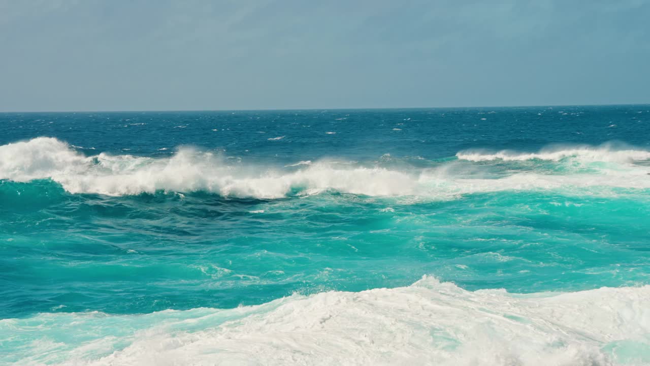 绿松石色海浪的慢动作镜头。
波涛汹涌的海浪。视频素材